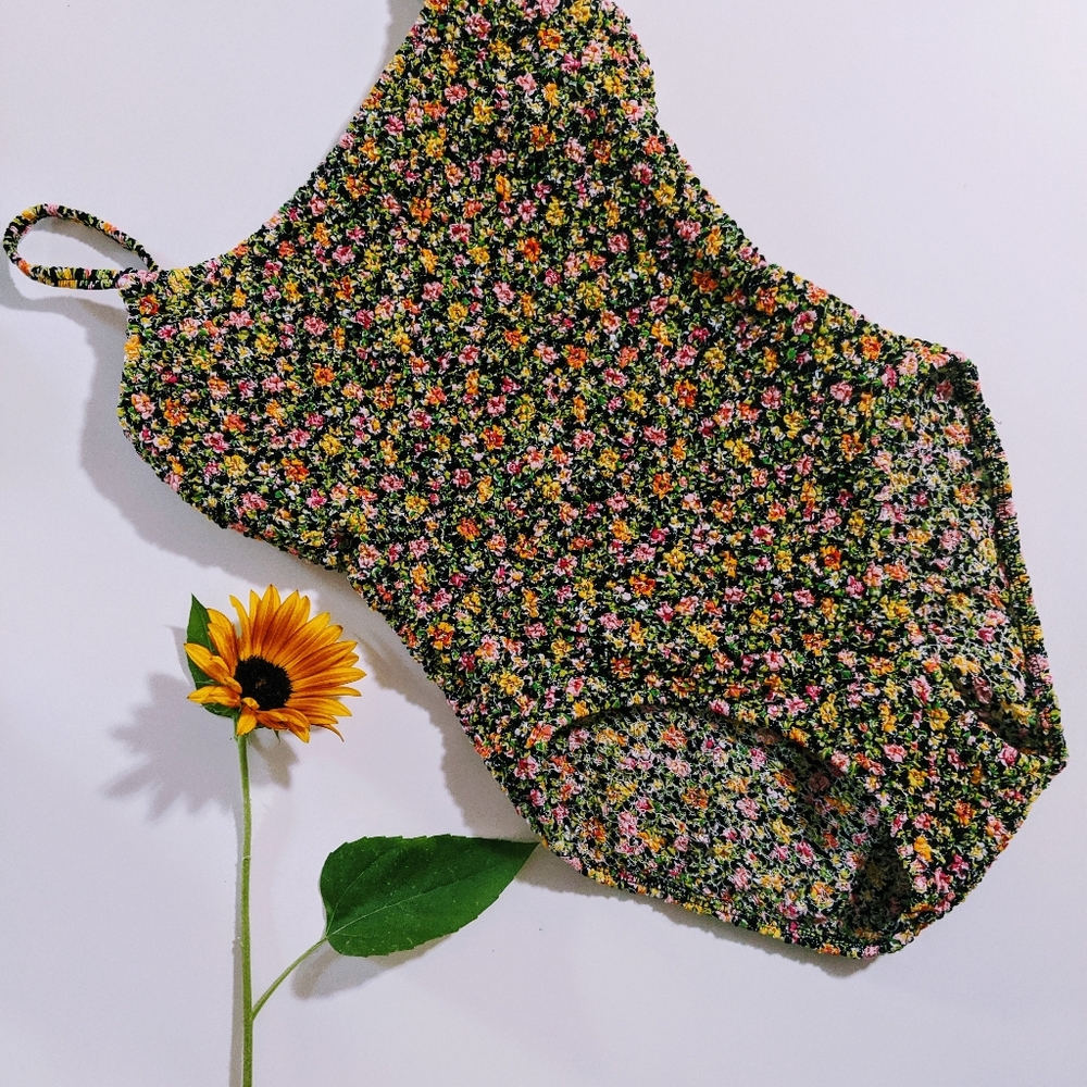 Adorable vintage, high-waisted, scrunched swimsuit